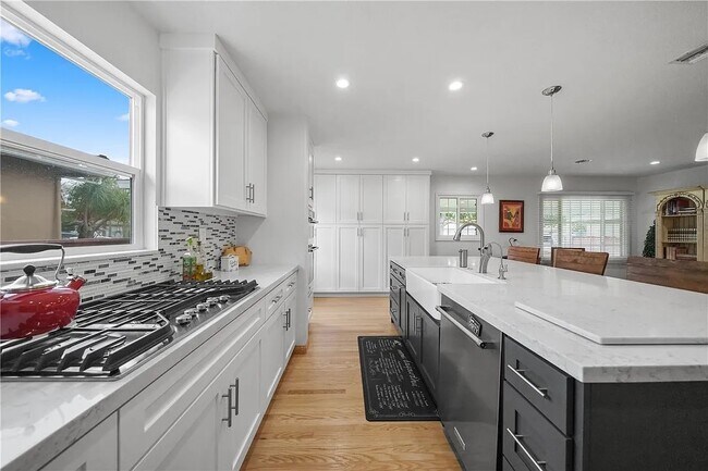 Foto del edificio - 329 E Everett Pl