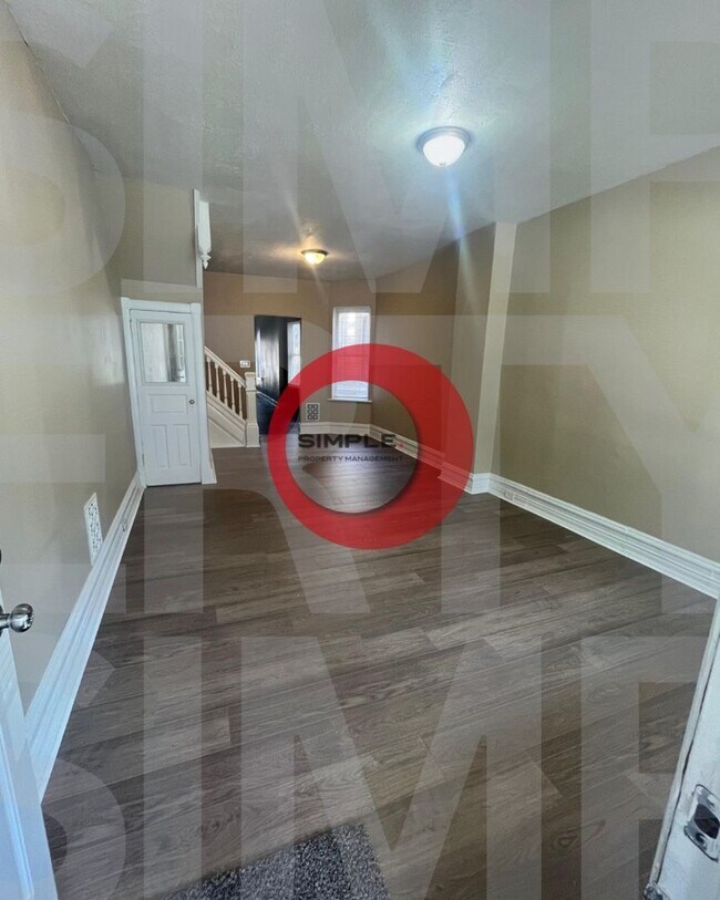 Building Photo - Great space & Location!