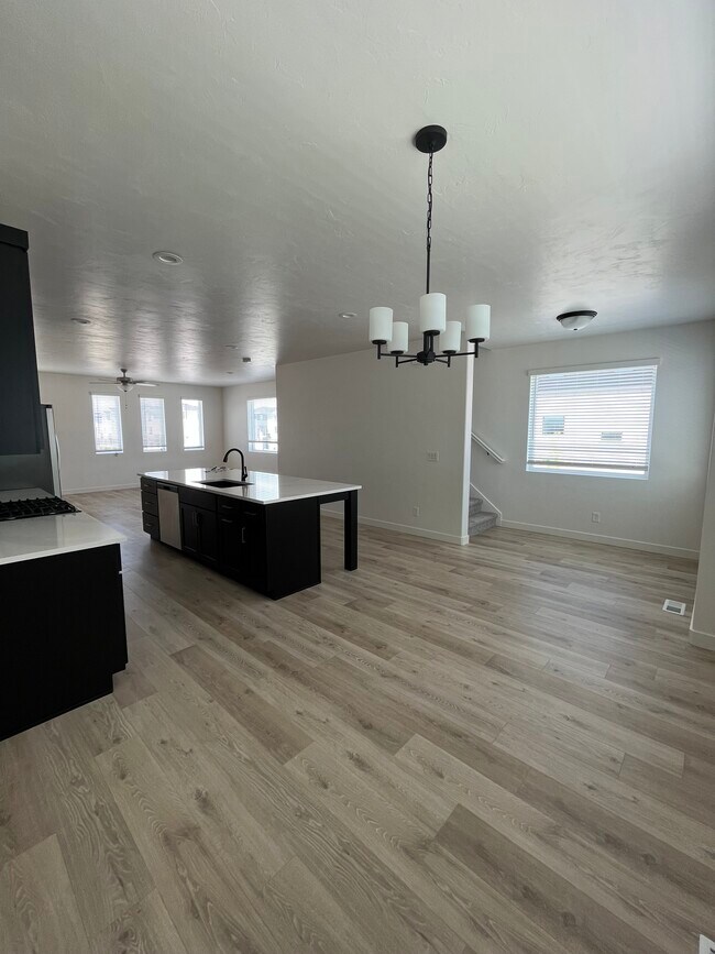Building Photo - 482 S 900 W
