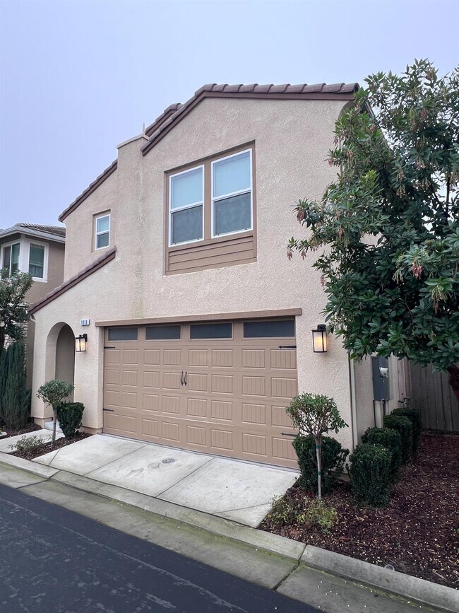 Building Photo - 1918 Oak Ln