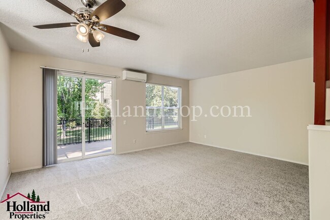 Foto del edificio - 3 bedroom, 3 bathroom end townhouse with 2...