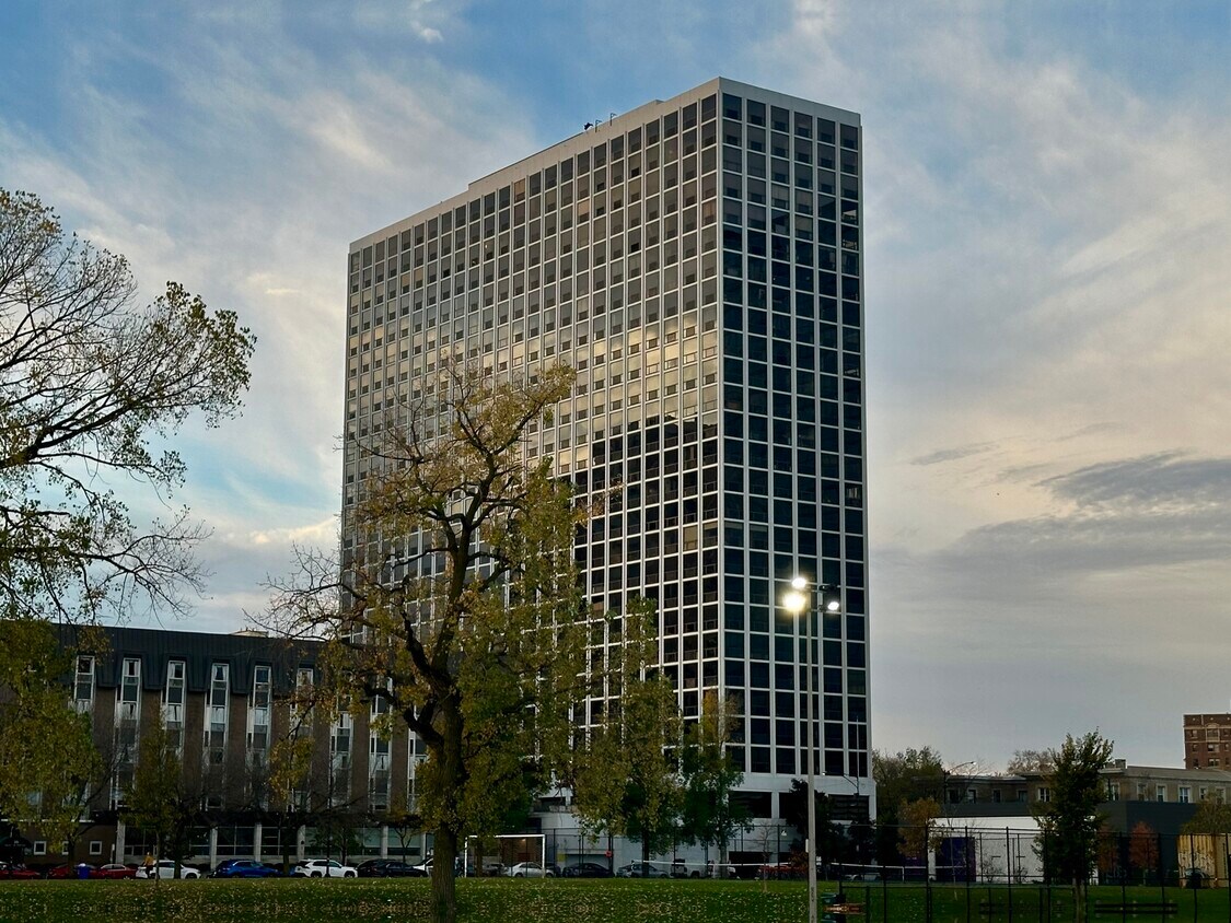 Foto principal - 4343 N Clarendon Ave