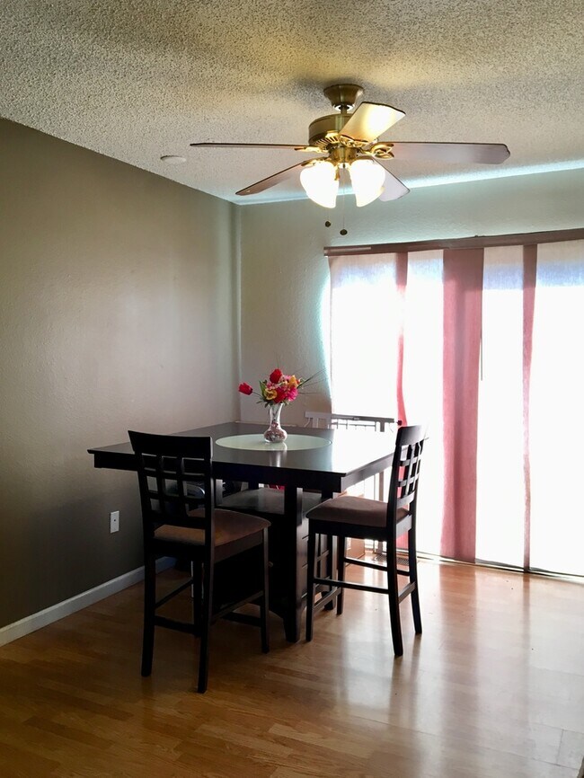 Building Photo - Gorgeous Townhome in The Timbers