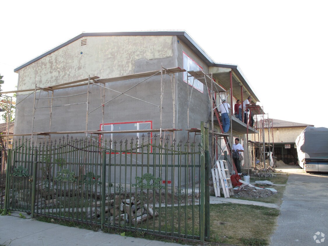 Building Photo - 940 Carob Way