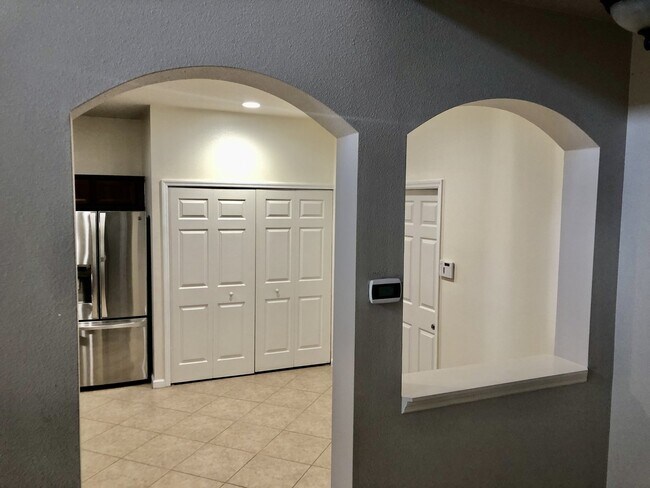 Foto del edificio - A gorgeous 4 Bedroom 2.5 Baths For Rent