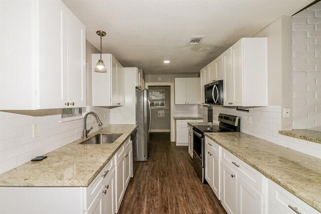 Foto del edificio - 15631 Cascade Point Dr