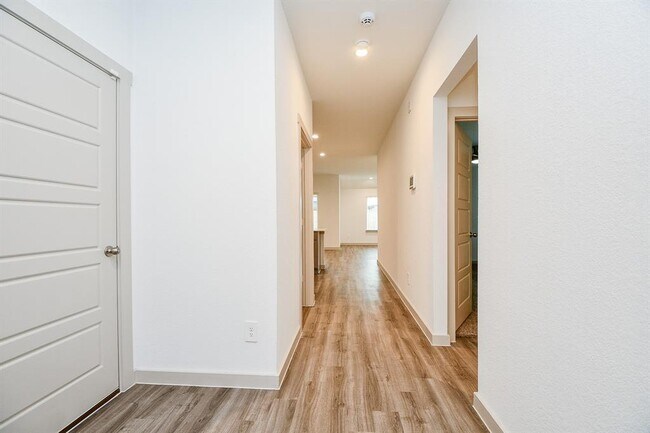 Foto del edificio - 7811 Elm Birch Ln