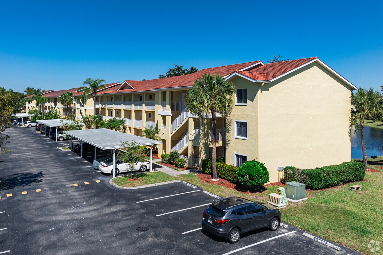 Key Royal Villas Apartments in Naples, FL