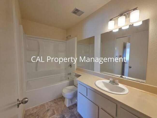 Building Photo - 3 Bedroom Condo in North Salinas