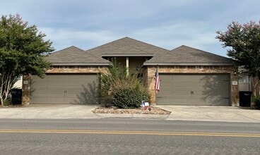 Building Photo - 722 Saengerhalle Rd