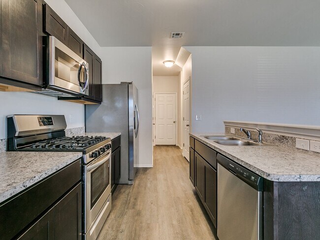 Foto del edificio - NOW PRELEASING! | Full Service Lawncare with this Spacious 4 Bed, 2.5 Bath Duplex in Redstone Ranch