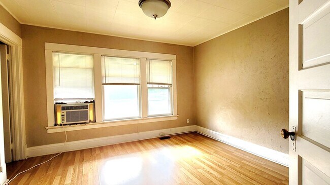 Building Photo - 202 E 7th St