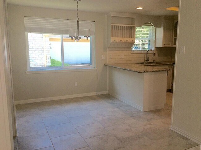 Building Photo - 1326 Pinecroft Dr