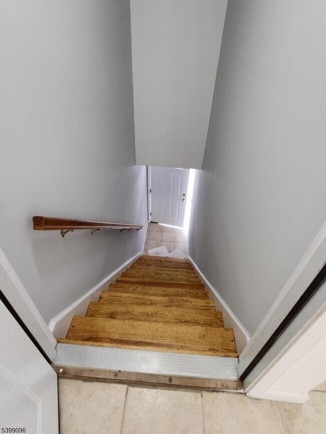 Building Photo - 83 Wayne Ave