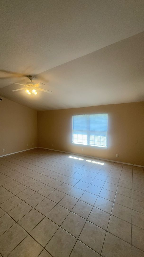 Foto del edificio - 3 Bedroon, 2 Bath, Double car garage Duplex for rent