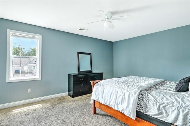 Foto del edificio - 1556 N Main St