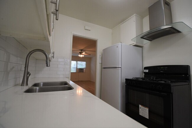 Foto del edificio - 6308 Vineland Ave