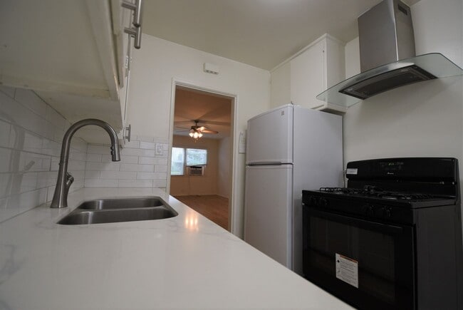 Building Photo - 6308 Vineland Ave