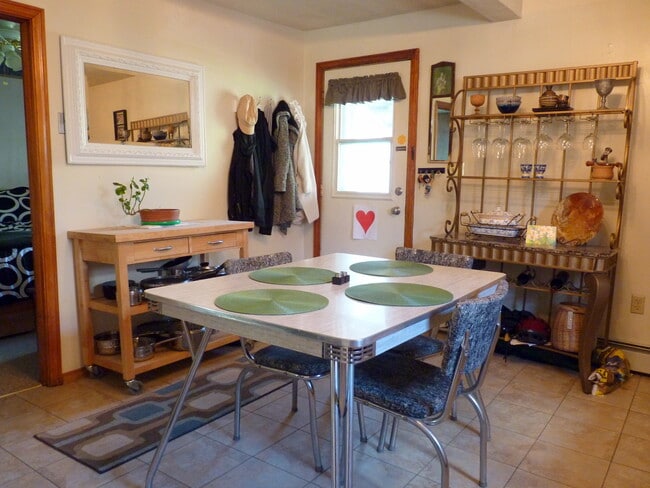 La puerta de la cocina da a una terraza privada. - 59 Cumberland Ave