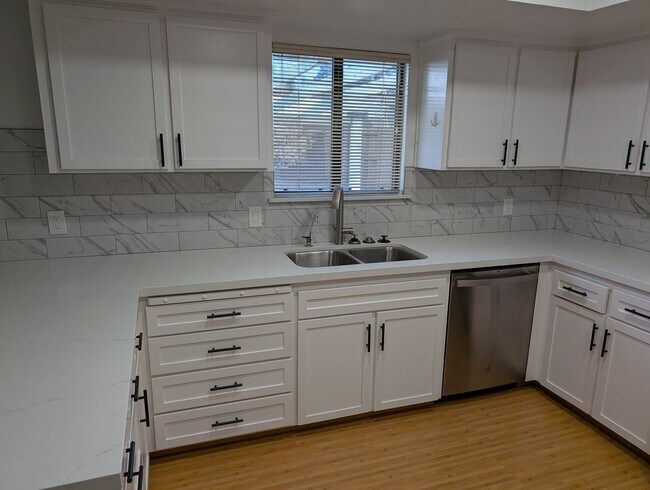 Foto del edificio - Cute and updated Clovis home offering wonderful amenities, good size lot, a bid backyard + potent...