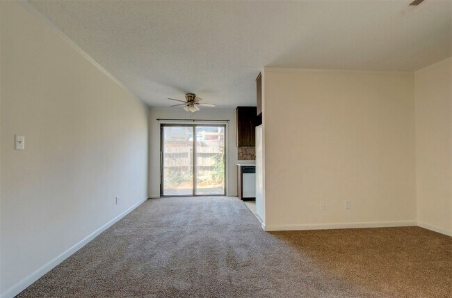 Foto del edificio - Great Value in convenient location!