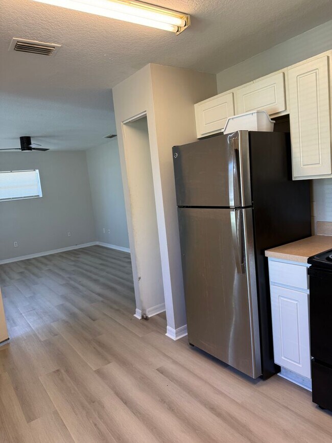 Building Photo - 3 Bed / 1 Bath Unit Available for Rent!