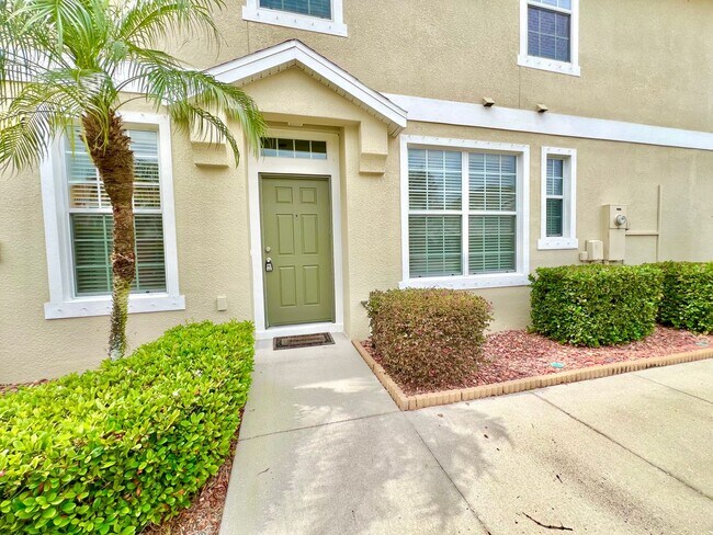 Building Photo - Upgraded 3BD/2.5BTH Townhome in Gated Comm...