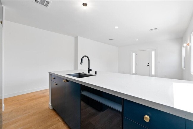 Building Photo - Beautiful One Bedroom Apartment | Modern F...