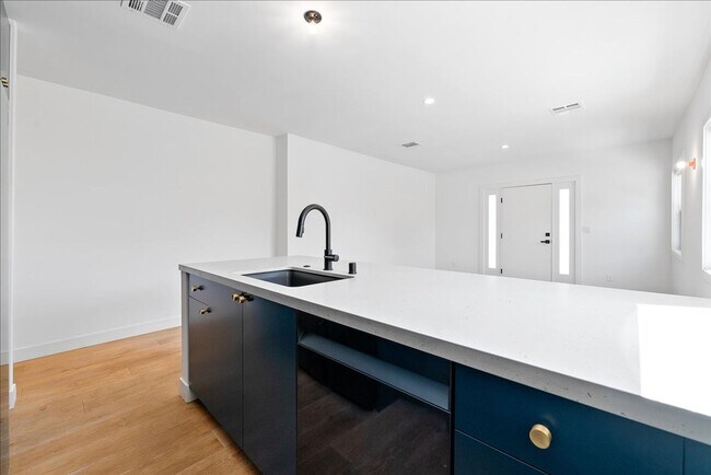 Foto del edificio - Beautiful One Bedroom Apartment | Modern F...