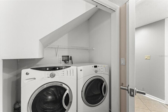 Foto del edificio - 6021 Windhover Dr