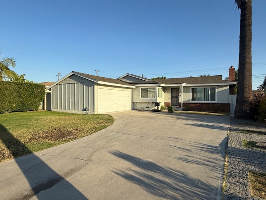Fully Furnished Remodeled Home in Garden G... - Fully Furnished Remodeled Home in Garden G...