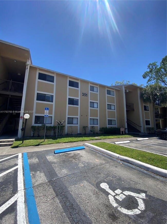 Building Photo - 351 Palm Way