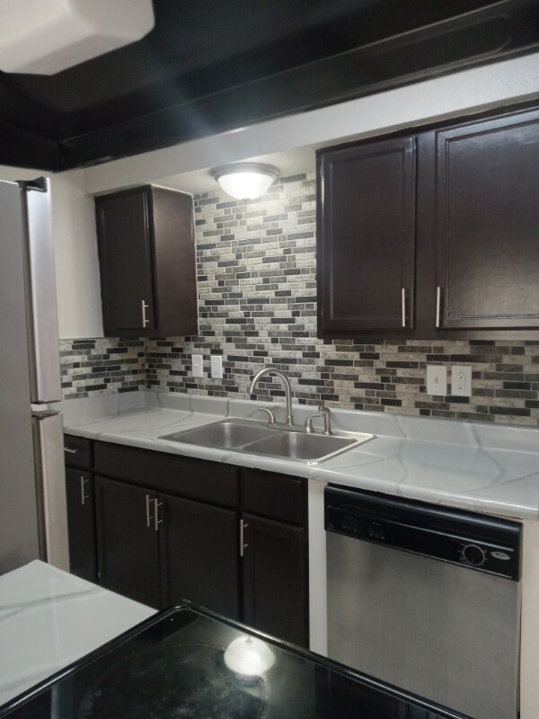 Foto del edificio - 1400 E Henderson Rd