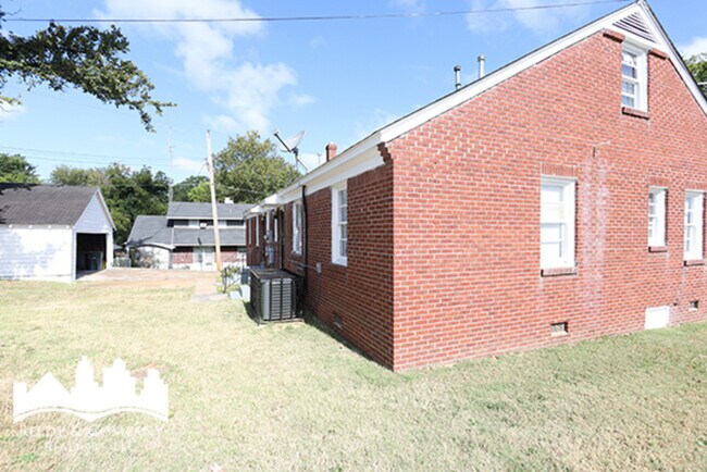 Building Photo - 2043 Lamar Ave