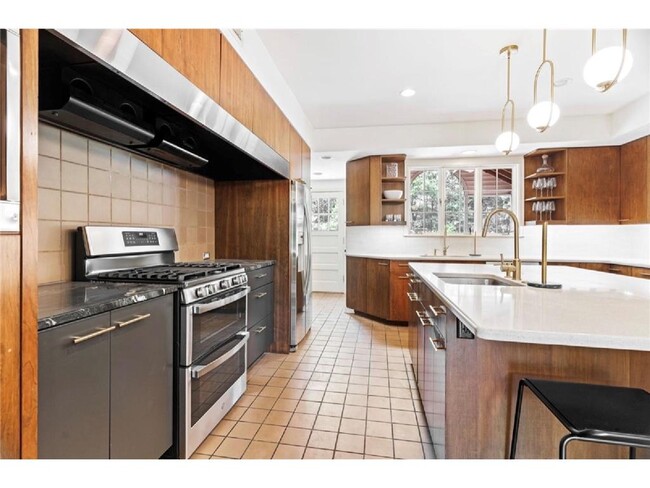 Foto del edificio - 2730 Glenhurst Ave