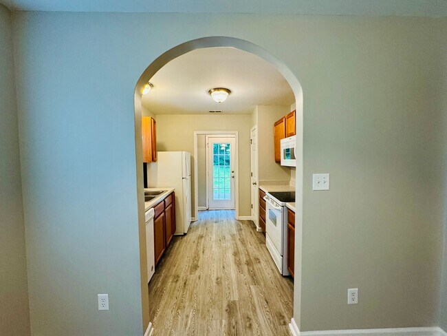 Foto del edificio - MOVE-IN READY!