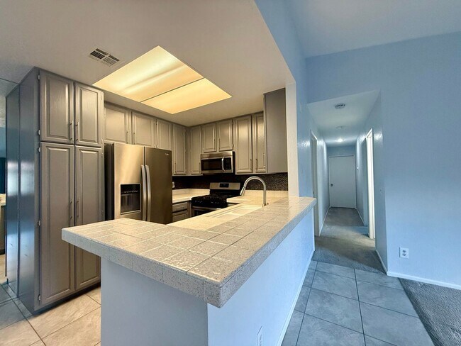 Foto del edificio - AVAILABLE NOW!! Upstairs 2 Bedroom 2 Bathroom Condo in Cathedral City!!