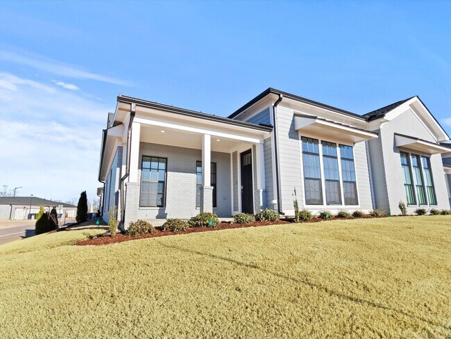 Foto del edificio - 3 Car Garage! Modern end-unit townhome located in the desirable Clift Farm!