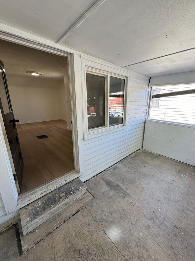 Photo du bâtiment - 165 College Ave N