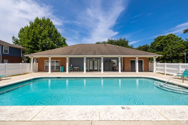 Pool - Shellbrooke Pointe Apartments