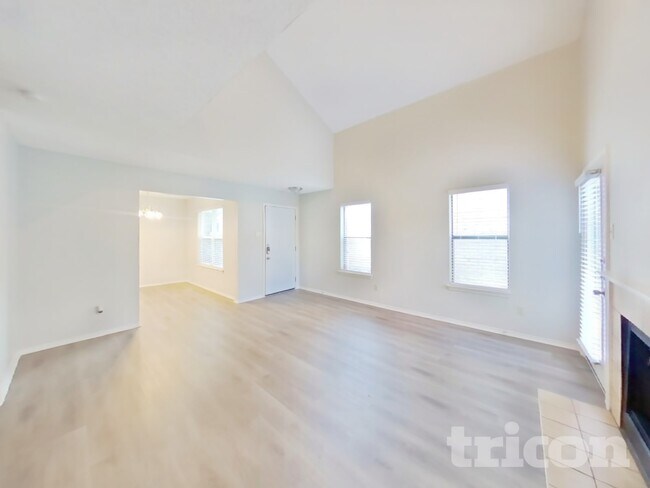 Foto del edificio - 1611 Sunset Village Dr