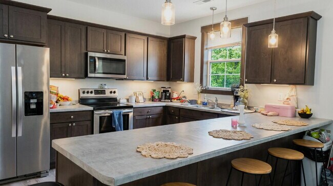 Foto del edificio - 5 Bed 3 Bath close to UWEC, bike trails, Carson Park, and The Sonnentag!