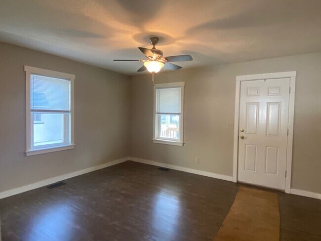 Foto del edificio - Adorable 2 Bedroom Early July!