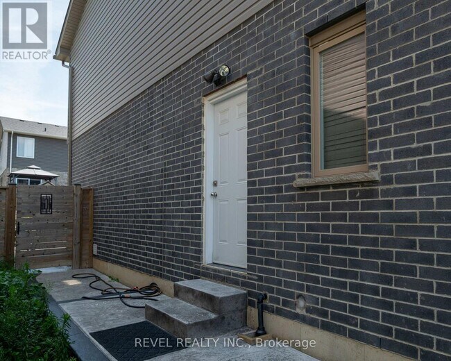 Building Photo - 643 Blackacres Blvd