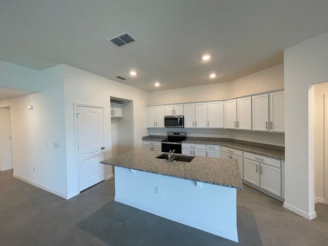 Building Photo - MOVE IN SPECIAL! 4 Bedroom, 2 Bath Home in...