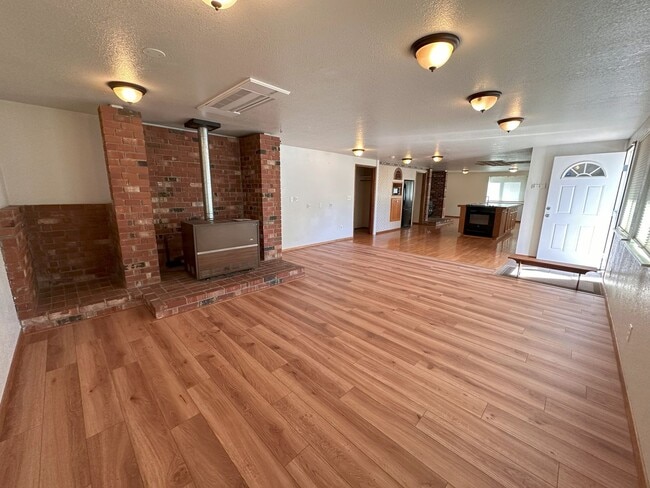 Building Photo - Oversized 3 bedroom, 2 bath