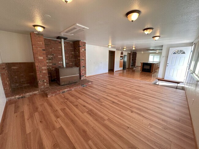 Foto del edificio - Oversized 3 bedroom, 2 bath