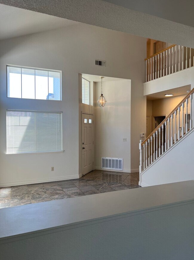 Foto del edificio - LOVELY 4 BEDROOM HOME IN LAGUNA CREEK!