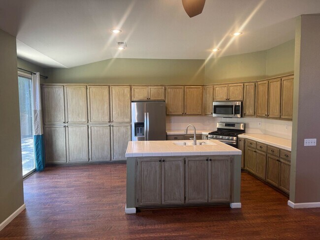 Foto del edificio - Charming 3-Bedroom Home for Rent in Merced...