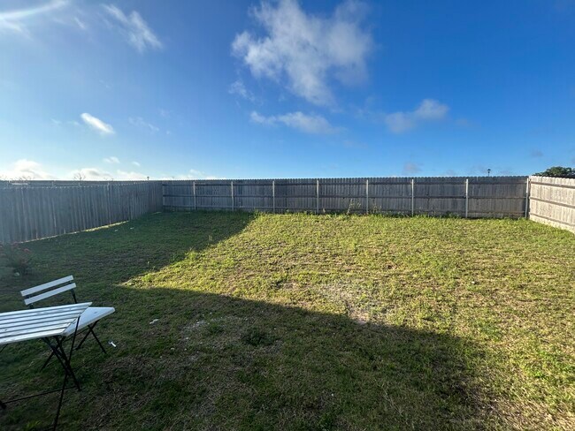 Large backyard - 104 Fighting Seabees Run